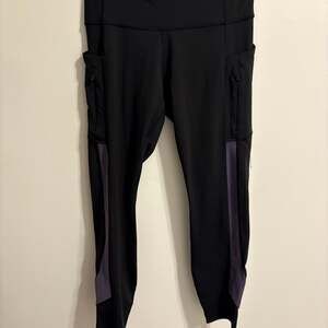 Athleta Ultimate Stash Craft Tight 7/8 Leggings in Black and Purple Medium